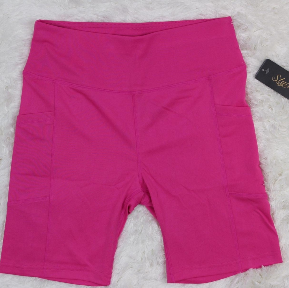Style One legging short with cell phone pocket.